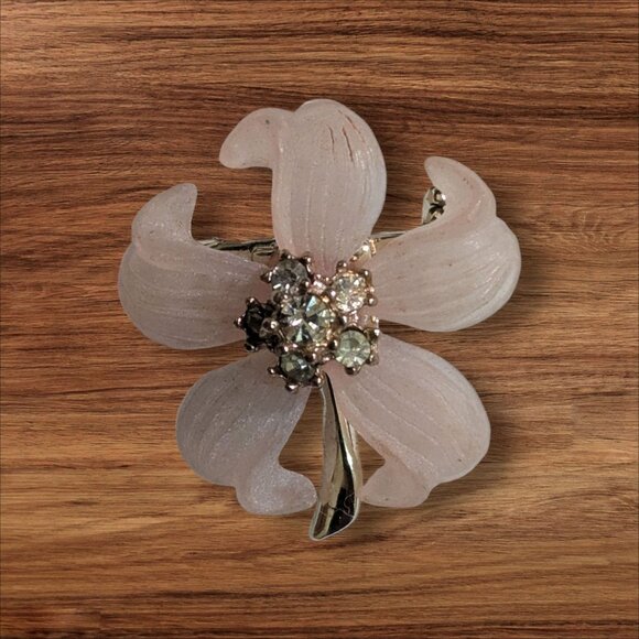 Vintage Pink LUcite Dogwood Flower Brooch With Rhinestone Center & Gold-Tone - Picture 4 of 5